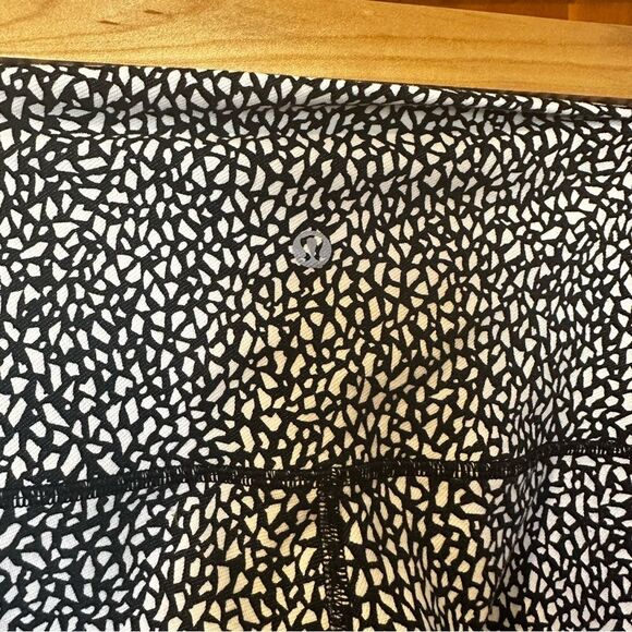 Lululemon Women's Wunder Under Crop (Hi-Rise) Miss Mosaic Black Size 6 Stretch - Picture 6 of 9